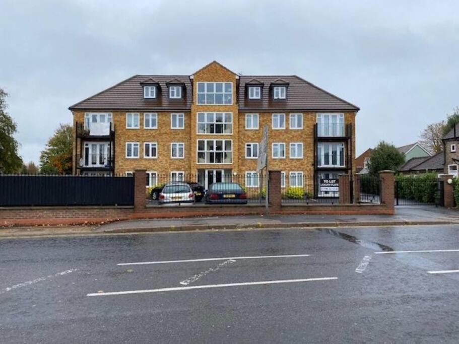 Large Luxury Appartment Cobham  Exterior photo
